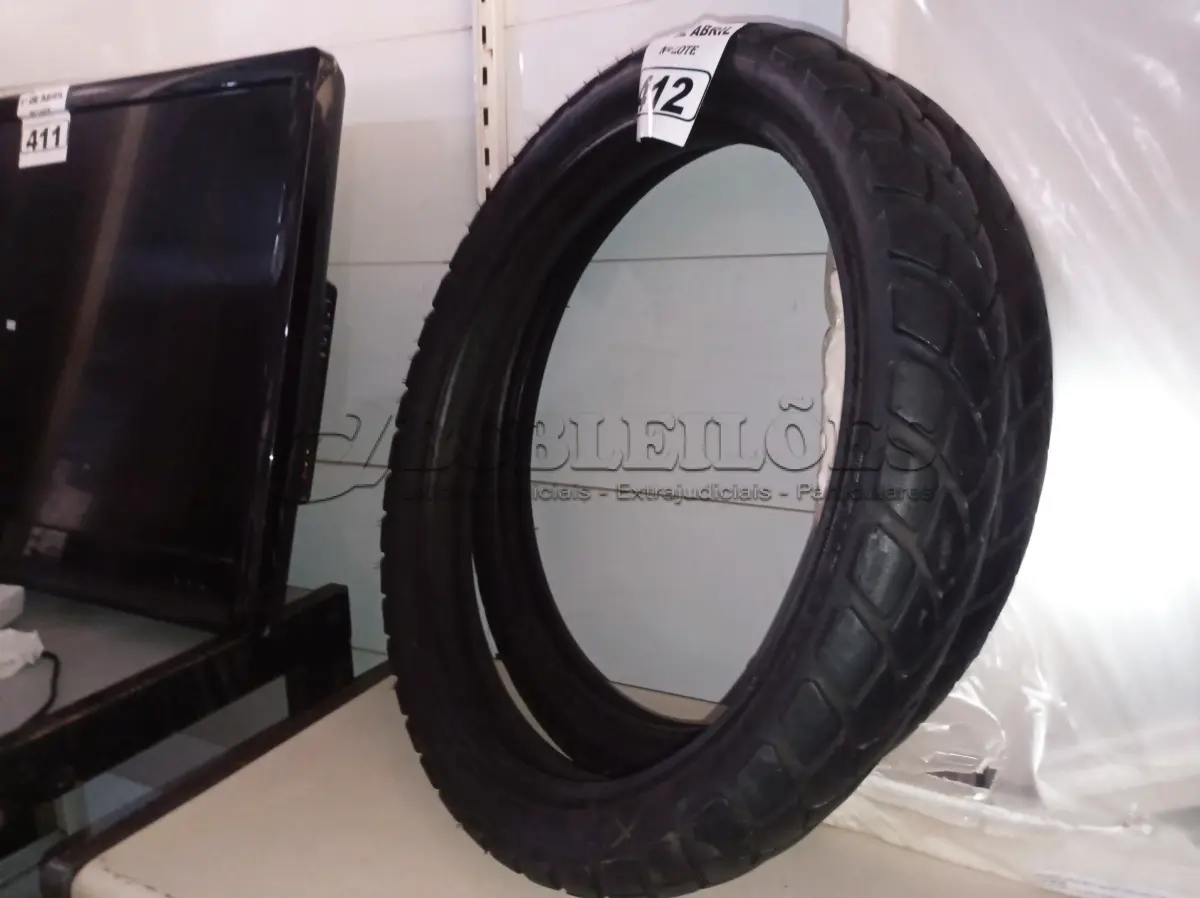 LOTE 412 - 02 PNEUS DE MOTO USADOS 90/90/21 E 80/90/21. (NO ESTADO) ATENÇÃO! FAZER A VISITAÇÃO ANTES DE ARREMATAR, NÃO SABEMOS SE FUNCIONA. LEILÃO NÃO TEM GARANTIA E NEM DEVOLUÇÃO, SUJEITO A POSSÍVEIS AVARIAS VISÍVEIS/OCULTAS E/OU AUSÊNCIA DE COMPONENTES.