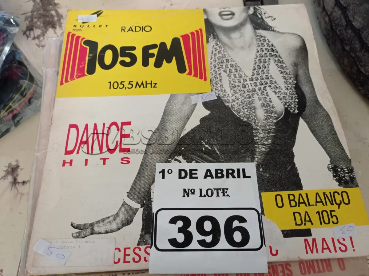 LOTE 396 - 01 LOTE COM VÁRIOS DISCOS DE VINIL. (NO ESTADO) ATENÇÃO! FAZER A VISITAÇÃO ANTES DE ARREMATAR, NÃO SABEMOS SE FUNCIONA. LEILÃO NÃO TEM GARANTIA E NEM DEVOLUÇÃO, SUJEITO A POSSÍVEIS AVARIAS VISÍVEIS/OCULTAS E/OU AUSÊNCIA DE COMPONENTES.