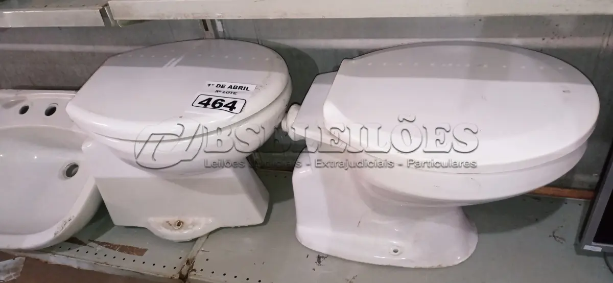 LOTE 464 - 02 VASOS SANITÁRIO E 01 CUBA PARA LAVATÓRIO. (NO ESTADO) ATENÇÃO! FAZER A VISITAÇÃO ANTES DE ARREMATAR, NÃO SABEMOS SE FUNCIONA. LEILÃO NÃO TEM GARANTIA E NEM DEVOLUÇÃO, SUJEITO A POSSÍVEIS AVARIAS VISÍVEIS/OCULTAS E/OU AUSÊNCIA DE COMPONENTES.