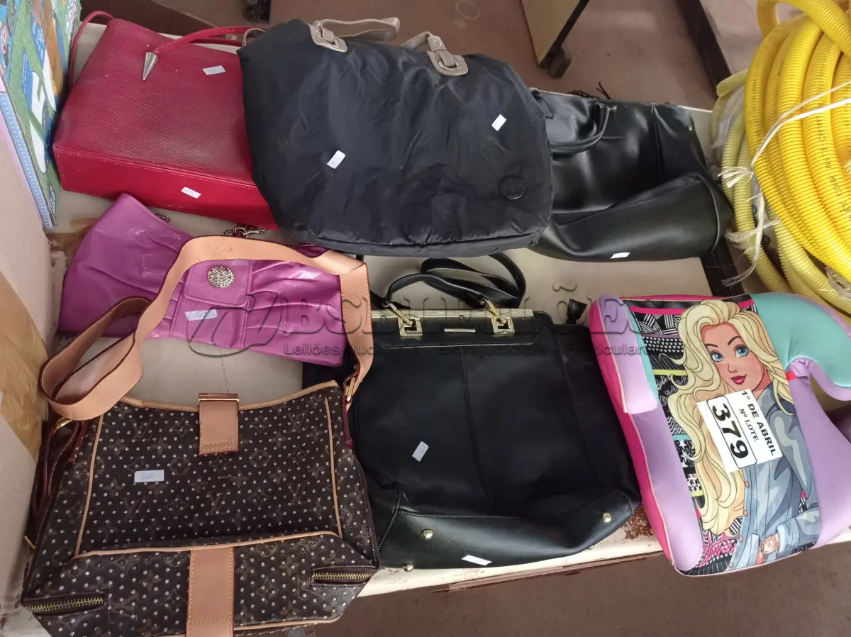 LOTE 379 - 06 BOLSAS E 01 ENCOSTO PARA CARRO INFANTIL. (NO ESTADO) ATENÇÃO! FAZER A VISITAÇÃO ANTES DE ARREMATAR, NÃO SABEMOS SE FUNCIONA. LEILÃO NÃO TEM GARANTIA E NEM DEVOLUÇÃO, SUJEITO A POSSÍVEIS AVARIAS VISÍVEIS/OCULTAS E/OU AUSÊNCIA DE COMPONENTES.