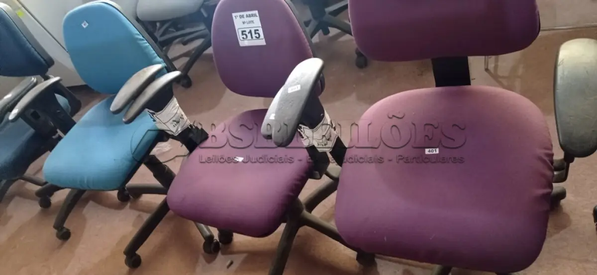 LOTE 515 - 03 CADEIRAS DE ESCRITÓRIO COM BASE GIRATÓRIA. (NO ESTADO) ATENÇÃO! FAZER A VISITAÇÃO ANTES DE ARREMATAR, NÃO SABEMOS SE FUNCIONA. LEILÃO NÃO TEM GARANTIA E NEM DEVOLUÇÃO, SUJEITO A POSSÍVEIS AVARIAS VISÍVEIS/OCULTAS E/OU AUSÊNCIA DE COMPONENTES.