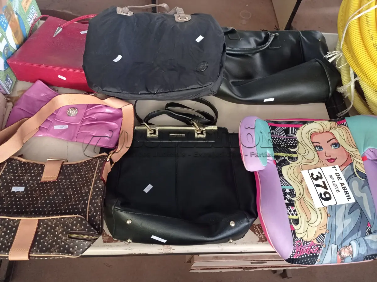 LOTE 379 - 06 BOLSAS E 01 ENCOSTO PARA CARRO INFANTIL. (NO ESTADO) ATENÇÃO! FAZER A VISITAÇÃO ANTES DE ARREMATAR, NÃO SABEMOS SE FUNCIONA. LEILÃO NÃO TEM GARANTIA E NEM DEVOLUÇÃO, SUJEITO A POSSÍVEIS AVARIAS VISÍVEIS/OCULTAS E/OU AUSÊNCIA DE COMPONENTES.