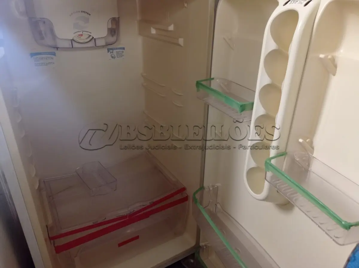 LOTE 506 - 01 GELADEIRA DUPLEX 220V. (NO ESTADO) ATENÇÃO! FAZER A VISITAÇÃO ANTES DE ARREMATAR, NÃO SABEMOS SE FUNCIONA. LEILÃO NÃO TEM GARANTIA E NEM DEVOLUÇÃO, SUJEITO A POSSÍVEIS AVARIAS VISÍVEIS/OCULTAS E/OU AUSÊNCIA DE COMPONENTES.
