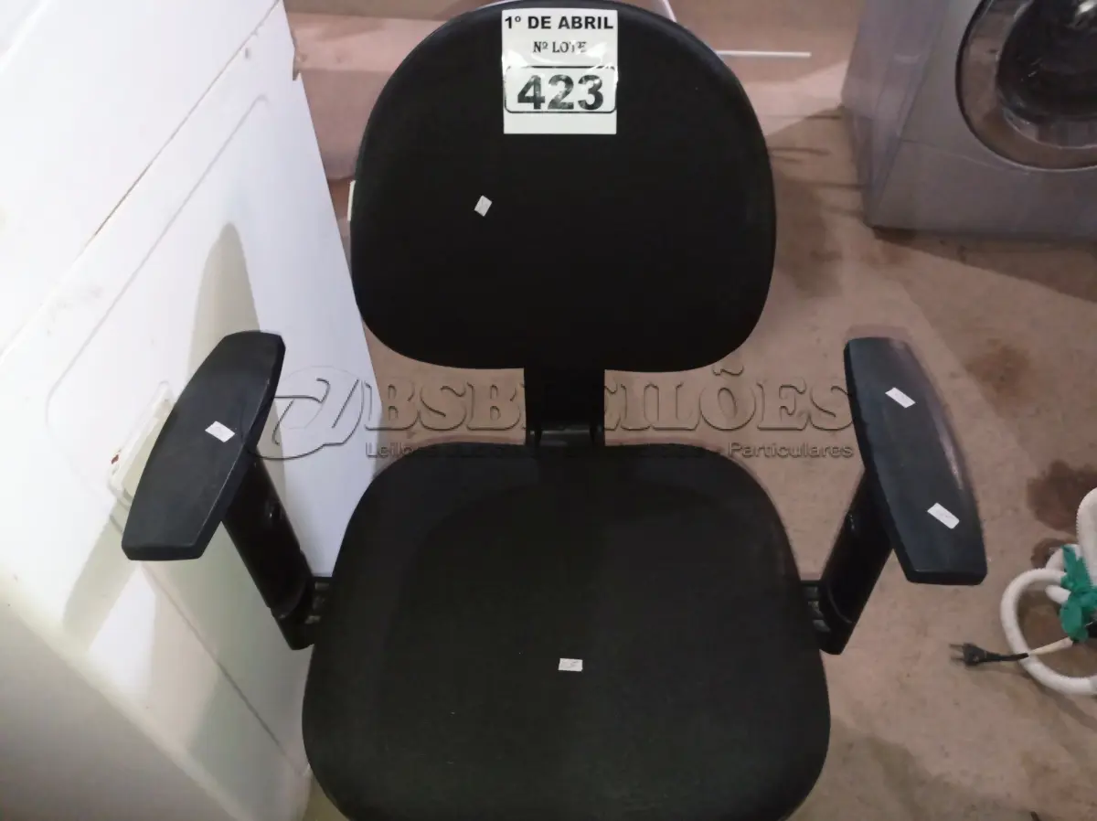 LOTE 423 - 01 CADEIRA DE ESCRITÓRIO COM BASE GIRATÓRIA. (NO ESTADO) ATENÇÃO! FAZER A VISITAÇÃO ANTES DE ARREMATAR, NÃO SABEMOS SE FUNCIONA. LEILÃO NÃO TEM GARANTIA E NEM DEVOLUÇÃO, SUJEITO A POSSÍVEIS AVARIAS VISÍVEIS/OCULTAS E/OU AUSÊNCIA DE COMPONENTES.