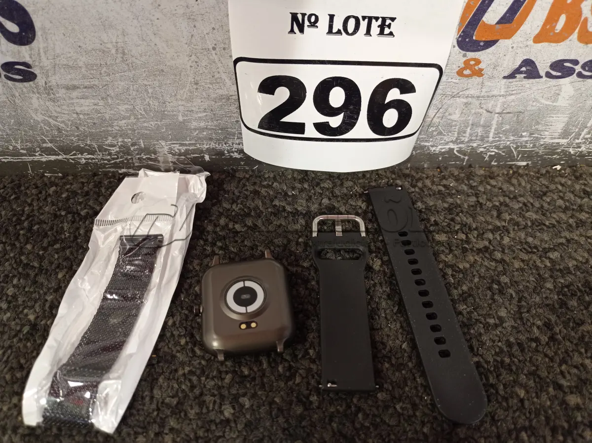 LOTE 296 - 01 RELÓGIO SMART WATCH. (NO ESTADO) ATENÇÃO! FAZER A VISITAÇÃO ANTES DE ARREMATAR, NÃO SABEMOS SE FUNCIONA. LEILÃO NÃO TEM GARANTIA E NEM DEVOLUÇÃO, SUJEITO A POSSÍVEIS AVARIAS VISÍVEIS/OCULTAS E/OU AUSÊNCIA DE COMPONENTES.