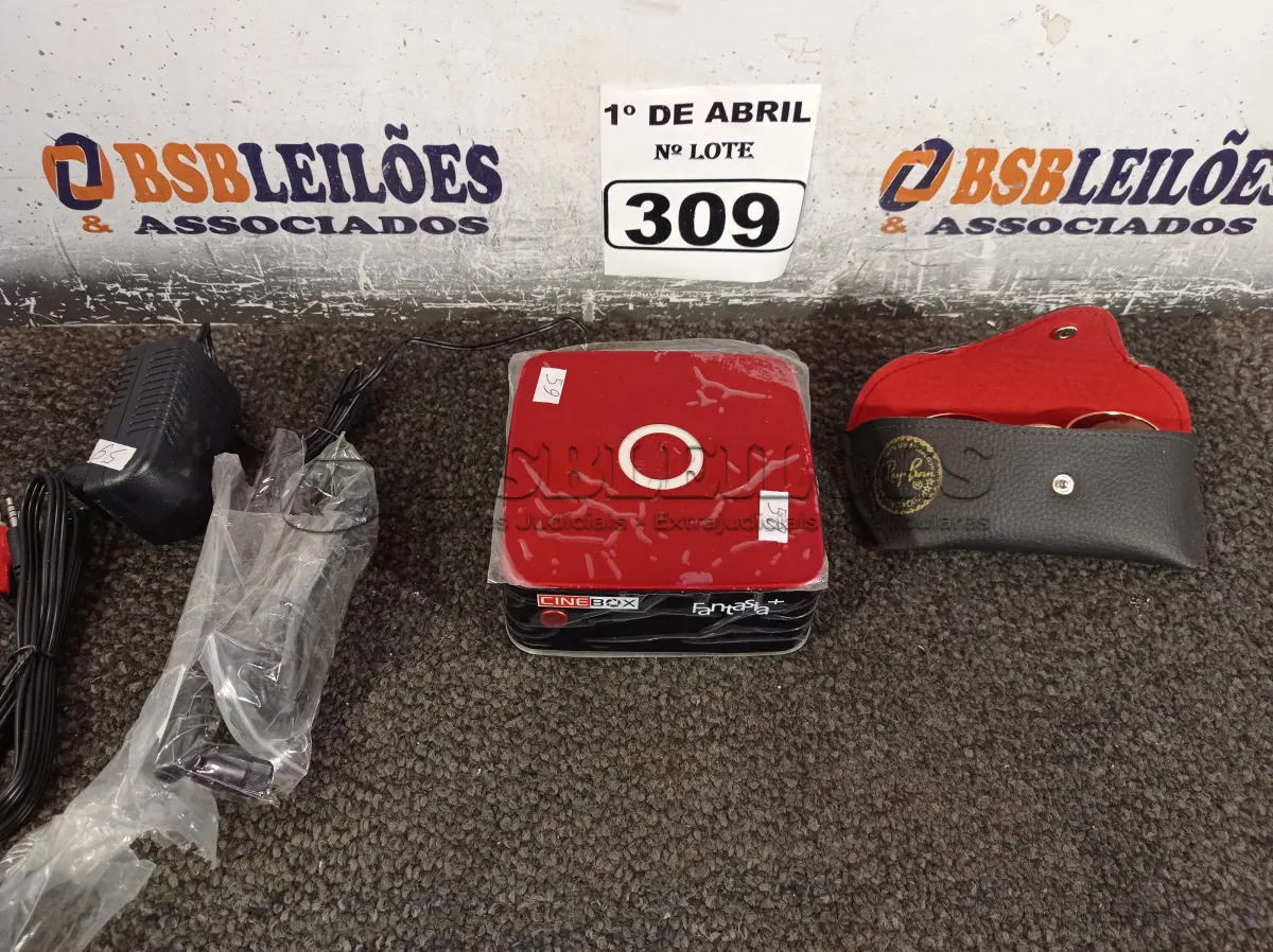 LOTE 309 - 01 APARELHO CINEBOX E 01 ÓCULOS.  (NO ESTADO) ATENÇÃO! FAZER A VISITAÇÃO ANTES DE ARREMATAR, NÃO SABEMOS SE FUNCIONA. LEILÃO NÃO TEM GARANTIA E NEM DEVOLUÇÃO, SUJEITO A POSSÍVEIS AVARIAS VISÍVEIS/OCULTAS E/OU AUSÊNCIA DE COMPONENTES.