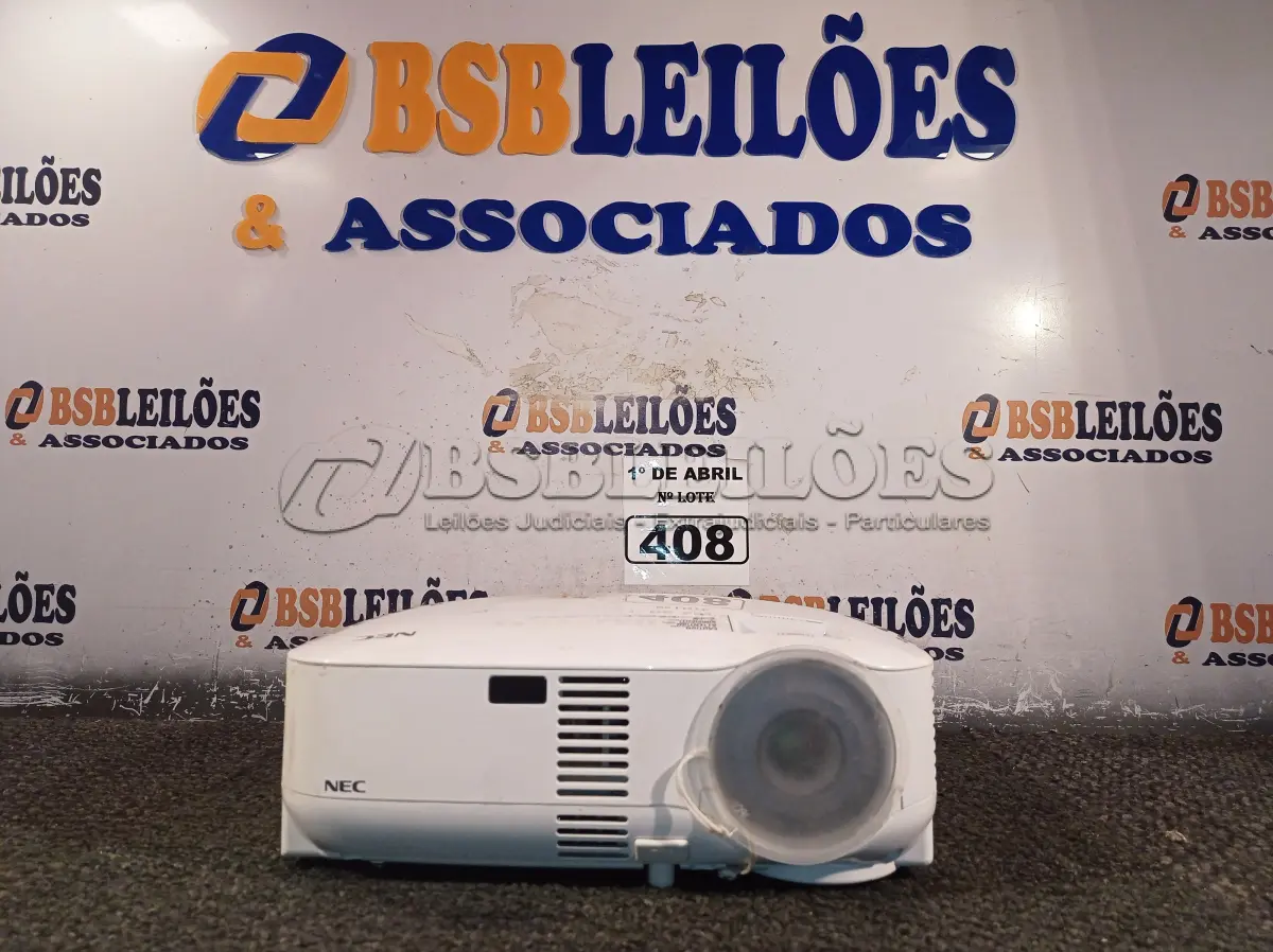 LOTE 408 - 01 PROJETOR MULTIMIDIA MARCA NEC. (NO ESTADO) ATENÇÃO! FAZER A VISITAÇÃO ANTES DE ARREMATAR, NÃO SABEMOS SE FUNCIONA. LEILÃO NÃO TEM GARANTIA E NEM DEVOLUÇÃO, SUJEITO A POSSÍVEIS AVARIAS VISÍVEIS/OCULTAS E/OU AUSÊNCIA DE COMPONENTES.