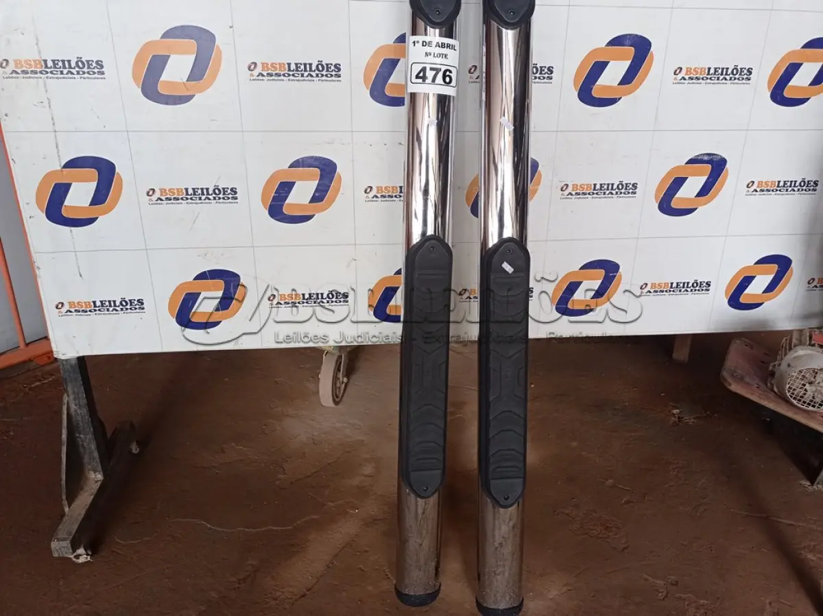 LOTE 476 - 01 PAR DE ESTRIBOS. (NO ESTADO) ATENÇÃO! FAZER A VISITAÇÃO ANTES DE ARREMATAR, NÃO SABEMOS SE FUNCIONA. LEILÃO NÃO TEM GARANTIA E NEM DEVOLUÇÃO, SUJEITO A POSSÍVEIS AVARIAS VISÍVEIS/OCULTAS E/OU AUSÊNCIA DE COMPONENTES.