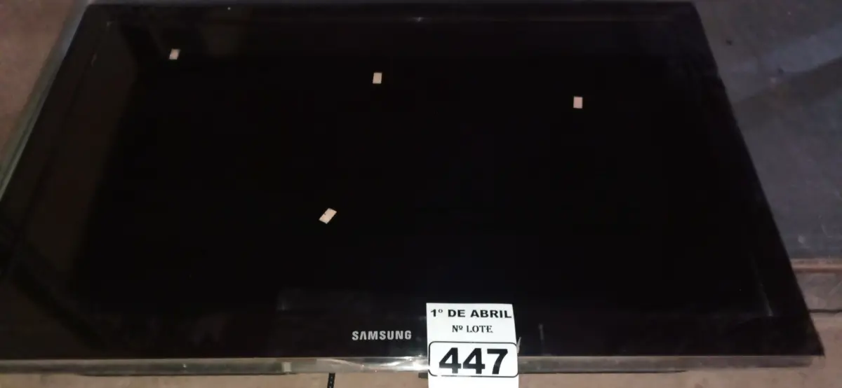 LOTE 447 - 01 TV SAMSUNG PARA RETIRADA DE PEÇAS. (NO ESTADO) ATENÇÃO! FAZER A VISITAÇÃO ANTES DE ARREMATAR, NÃO SABEMOS SE FUNCIONA. LEILÃO NÃO TEM GARANTIA E NEM DEVOLUÇÃO, SUJEITO A POSSÍVEIS AVARIAS VISÍVEIS/OCULTAS E/OU AUSÊNCIA DE COMPONENTES.