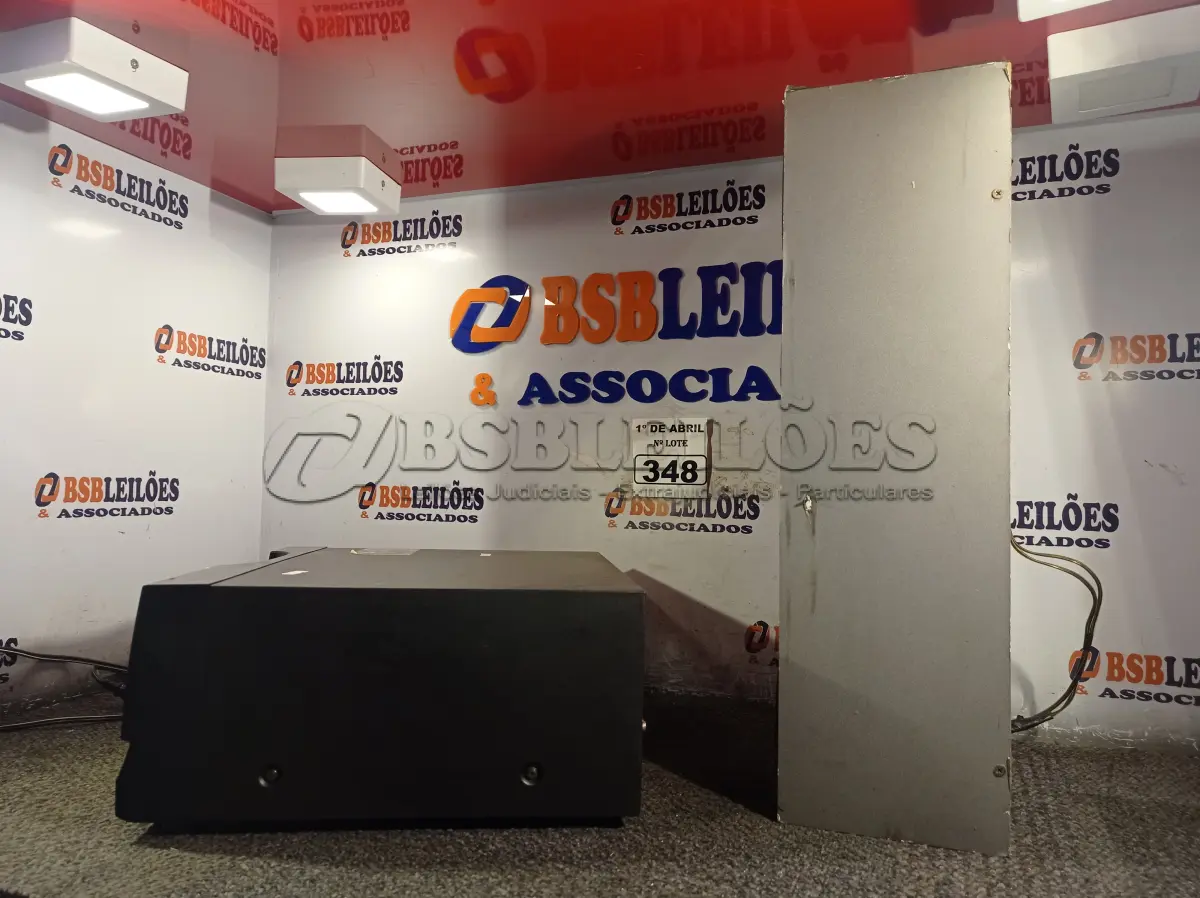 LOTE 348 - 01 CAIXA DE SOM AUTOMOTIVA E 01 DISQUETEIRA. (NO ESTADO) ATENÇÃO! FAZER A VISITAÇÃO ANTES DE ARREMATAR, NÃO SABEMOS SE FUNCIONA. LEILÃO NÃO TEM GARANTIA E NEM DEVOLUÇÃO, SUJEITO A POSSÍVEIS AVARIAS VISÍVEIS/OCULTAS E/OU AUSÊNCIA DE COMPONENTES.