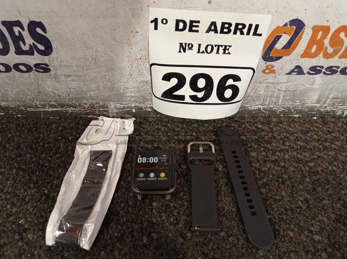 LOTE 296 - 01 RELÓGIO SMART WATCH. (NO ESTADO) ATENÇÃO! FAZER A VISITAÇÃO ANTES DE ARREMATAR, NÃO SABEMOS SE FUNCIONA. LEILÃO NÃO TEM GARANTIA E NEM DEVOLUÇÃO, SUJEITO A POSSÍVEIS AVARIAS VISÍVEIS/OCULTAS E/OU AUSÊNCIA DE COMPONENTES.