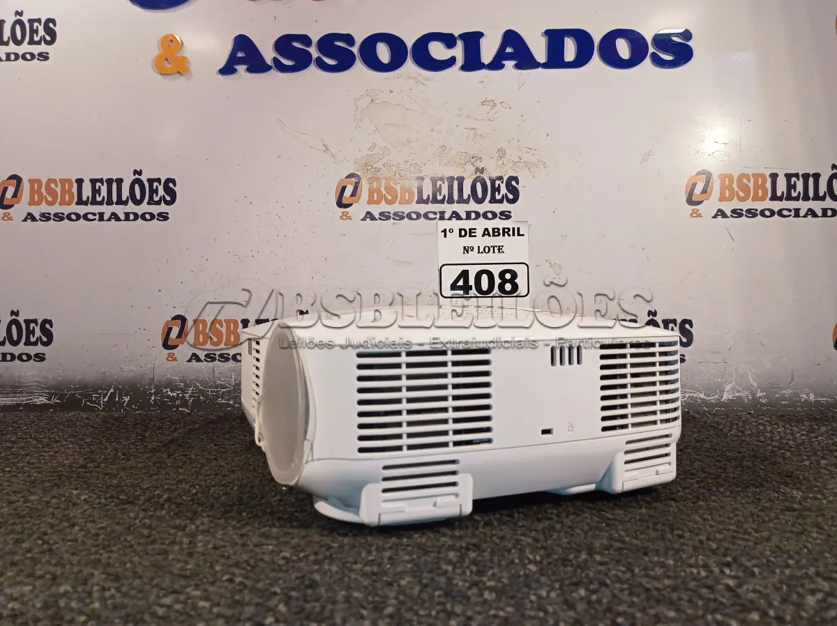 LOTE 408 - 01 PROJETOR MULTIMIDIA MARCA NEC. (NO ESTADO) ATENÇÃO! FAZER A VISITAÇÃO ANTES DE ARREMATAR, NÃO SABEMOS SE FUNCIONA. LEILÃO NÃO TEM GARANTIA E NEM DEVOLUÇÃO, SUJEITO A POSSÍVEIS AVARIAS VISÍVEIS/OCULTAS E/OU AUSÊNCIA DE COMPONENTES.
