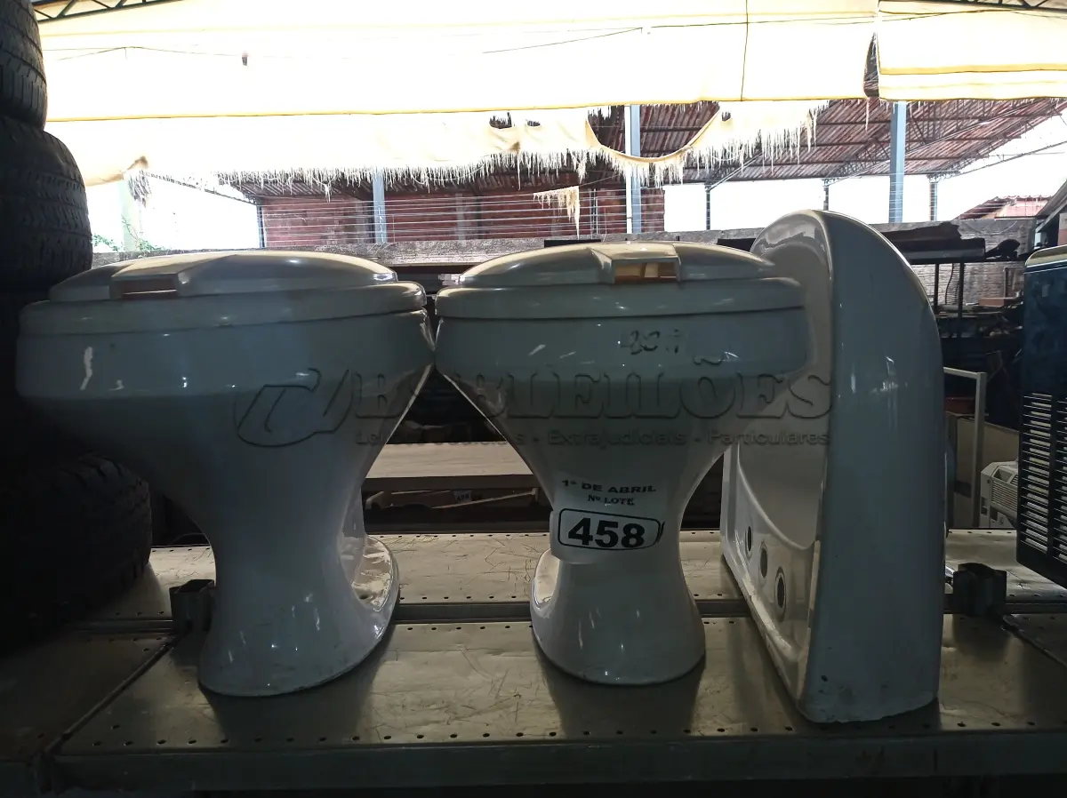 LOTE 458 - 02 VASOS SANITÁRIO E 01 CUBA PARA LAVATÓRIO. (NO ESTADO) ATENÇÃO! FAZER A VISITAÇÃO ANTES DE ARREMATAR, NÃO SABEMOS SE FUNCIONA. LEILÃO NÃO TEM GARANTIA E NEM DEVOLUÇÃO, SUJEITO A POSSÍVEIS AVARIAS VISÍVEIS/OCULTAS E/OU AUSÊNCIA DE COMPONENTES.