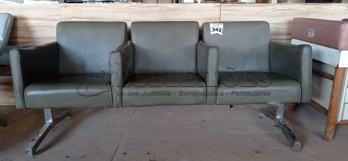 LOTE 342 - 01 LONGARINA DE 03 LUGARES. (NO ESTADO) ATENÇÃO! FAZER A VISITAÇÃO ANTES DE ARREMATAR, NÃO SABEMOS SE FUNCIONA. LEILÃO NÃO TEM GARANTIA E NEM DEVOLUÇÃO, SUJEITO A POSSÍVEIS AVARIAS VISÍVEIS/OCULTAS E/OU AUSÊNCIA DE COMPONENTES.