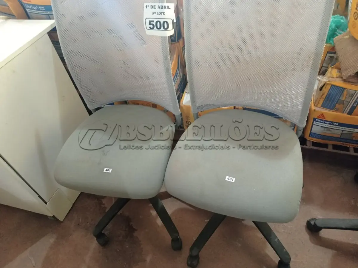 LOTE 500 - 02 CADEIRAS DE ESCRITÓRIO COM BASES GIRATÓRIAS. (NO ESTADO) ATENÇÃO! FAZER A VISITAÇÃO ANTES DE ARREMATAR, NÃO SABEMOS SE FUNCIONA. LEILÃO NÃO TEM GARANTIA E NEM DEVOLUÇÃO, SUJEITO A POSSÍVEIS AVARIAS VISÍVEIS/OCULTAS E/OU AUSÊNCIA DE COMPONENTES.