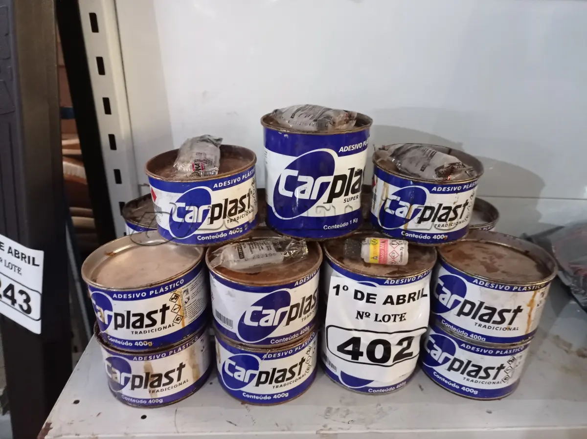 LOTE 402 - 19 LATAS DE ADESIVO PLÁSTICO. (NO ESTADO) ATENÇÃO! FAZER A VISITAÇÃO ANTES DE ARREMATAR, NÃO SABEMOS SE FUNCIONA. LEILÃO NÃO TEM GARANTIA E NEM DEVOLUÇÃO, SUJEITO A POSSÍVEIS AVARIAS VISÍVEIS/OCULTAS E/OU AUSÊNCIA DE COMPONENTES.