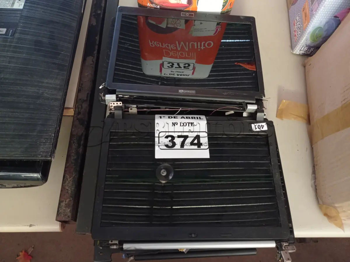 LOTE 374 - 01 LOTE COM VÁRIAS TELAS PARA NOTEBOOK MARCAS E MODELOS DIVERSOS. (NO ESTADO) ATENÇÃO! FAZER A VISITAÇÃO ANTES DE ARREMATAR, NÃO SABEMOS SE FUNCIONA. LEILÃO NÃO TEM GARANTIA E NEM DEVOLUÇÃO, SUJEITO A POSSÍVEIS AVARIAS VISÍVEIS/OCULTAS E/OU AUSÊNCIA DE COMPONENTES.