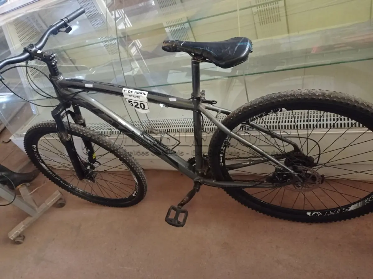 LOTE 520 - 01 BICICLETA ARO 29. (NO ESTADO) ATENÇÃO! FAZER A VISITAÇÃO ANTES DE ARREMATAR, NÃO SABEMOS SE FUNCIONA. LEILÃO NÃO TEM GARANTIA E NEM DEVOLUÇÃO, SUJEITO A POSSÍVEIS AVARIAS VISÍVEIS/OCULTAS E/OU AUSÊNCIA DE COMPONENTES.