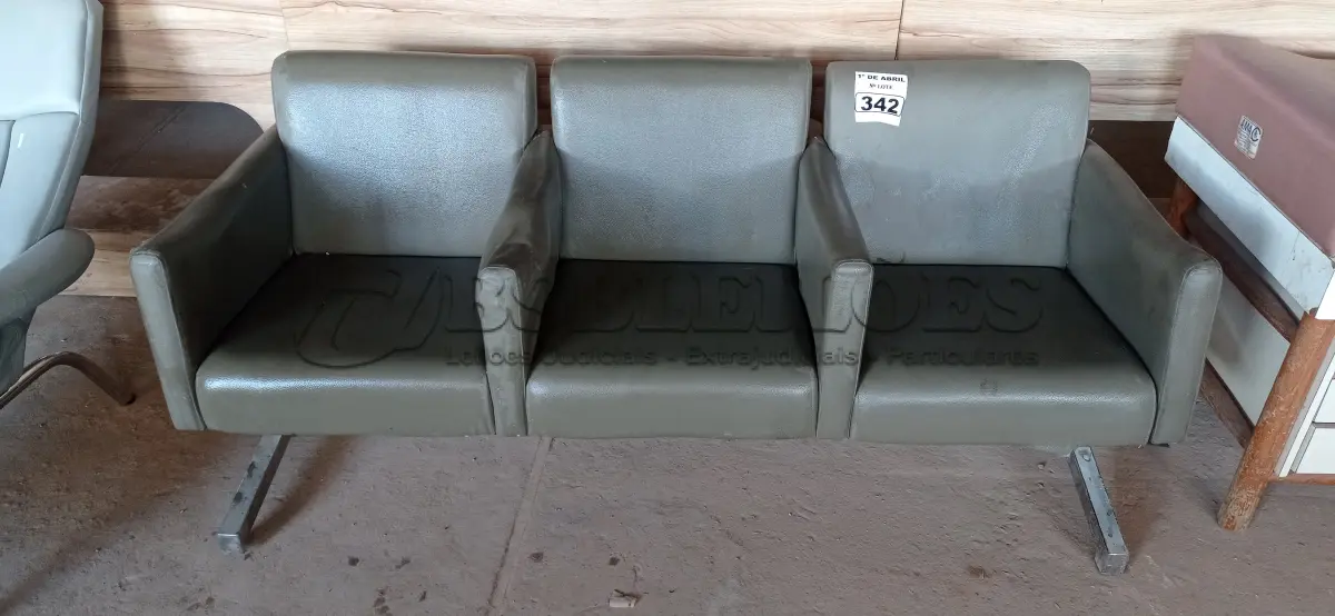 LOTE 342 - 01 LONGARINA DE 03 LUGARES. (NO ESTADO) ATENÇÃO! FAZER A VISITAÇÃO ANTES DE ARREMATAR, NÃO SABEMOS SE FUNCIONA. LEILÃO NÃO TEM GARANTIA E NEM DEVOLUÇÃO, SUJEITO A POSSÍVEIS AVARIAS VISÍVEIS/OCULTAS E/OU AUSÊNCIA DE COMPONENTES.