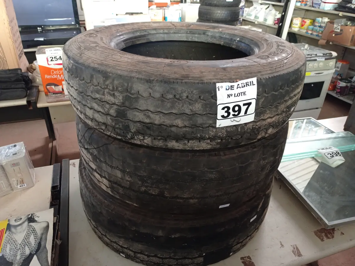 LOTE 397 - 03 PNEUS USADOS PARA CAMINHÃO ¾ 215/75/17,5. (NO ESTADO) ATENÇÃO! FAZER A VISITAÇÃO ANTES DE ARREMATAR, NÃO SABEMOS SE FUNCIONA. LEILÃO NÃO TEM GARANTIA E NEM DEVOLUÇÃO, SUJEITO A POSSÍVEIS AVARIAS VISÍVEIS/OCULTAS E/OU AUSÊNCIA DE COMPONENTES.