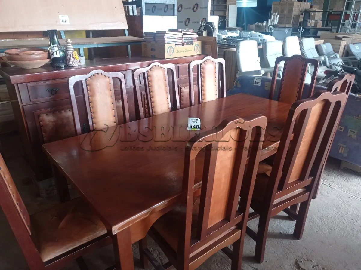 LOTE 540 - 01 MESA DE JANTAR C/ 08 CADEIRAS C/ ASSENTO  ALMOFADADO EM COURO. (NO ESTADO) ATENÇÃO! FAZER A VISITAÇÃO ANTES DE ARREMATAR, NÃO SABEMOS SE FUNCIONA. LEILÃO NÃO TEM GARANTIA E NEM DEVOLUÇÃO, SUJEITO A POSSÍVEIS AVARIAS VISÍVEIS/OCULTAS E/OU AUSÊNCIA DE COMPONENTES.