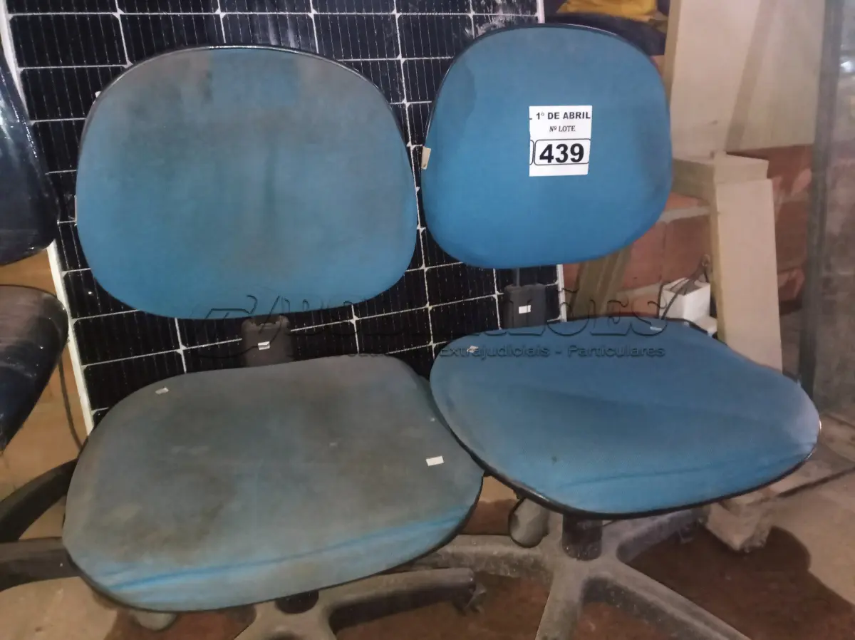 LOTE 439 - 02 CADEIRAS DE ESCRITÓRIO COM BASE GIRATÓRIA. (NO ESTADO) ATENÇÃO! FAZER A VISITAÇÃO ANTES DE ARREMATAR, NÃO SABEMOS SE FUNCIONA. LEILÃO NÃO TEM GARANTIA E NEM DEVOLUÇÃO, SUJEITO A POSSÍVEIS AVARIAS VISÍVEIS/OCULTAS E/OU AUSÊNCIA DE COMPONENTES.