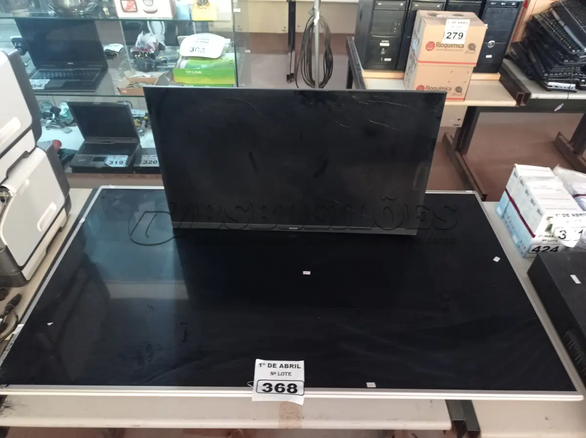 LOTE 368 - 02 TV’S MARCAS E MODELOS DIVERSOS PARA RETIRADA DE PEÇAS. (NO ESTADO) ATENÇÃO! FAZER A VISITAÇÃO ANTES DE ARREMATAR, NÃO SABEMOS SE FUNCIONA. LEILÃO NÃO TEM GARANTIA E NEM DEVOLUÇÃO, SUJEITO A POSSÍVEIS AVARIAS VISÍVEIS/OCULTAS E/OU AUSÊNCIA DE COMPONENTES.