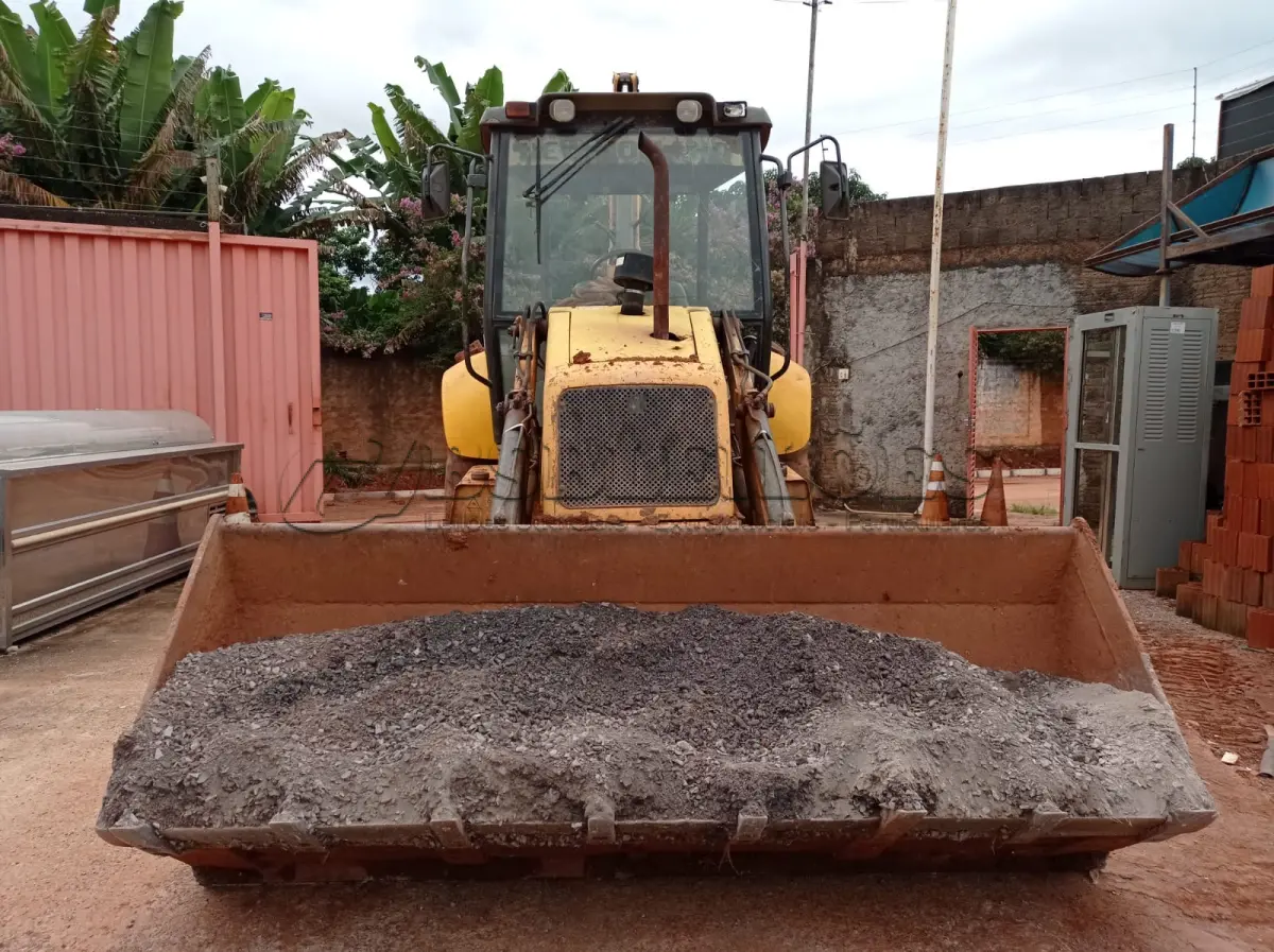 LOTE 536 - 01 RETROESCAVADEIRA NEW HOLLAND  LB90 4x2 2010 , VIDROS QUEBRADOS TEM OS RESERVAS. 02 PNEUS DIANTEIROS  (NO ESTADO)