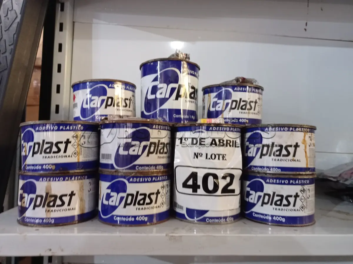 LOTE 402 - 19 LATAS DE ADESIVO PLÁSTICO. (NO ESTADO) ATENÇÃO! FAZER A VISITAÇÃO ANTES DE ARREMATAR, NÃO SABEMOS SE FUNCIONA. LEILÃO NÃO TEM GARANTIA E NEM DEVOLUÇÃO, SUJEITO A POSSÍVEIS AVARIAS VISÍVEIS/OCULTAS E/OU AUSÊNCIA DE COMPONENTES.