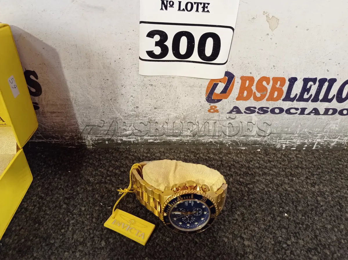 LOTE 300 - 01 RELÓGIO ANALÓGICO INVICTA. (NO ESTADO) ATENÇÃO! FAZER A VISITAÇÃO ANTES DE ARREMATAR, NÃO SABEMOS SE FUNCIONA. LEILÃO NÃO TEM GARANTIA E NEM DEVOLUÇÃO, SUJEITO A POSSÍVEIS AVARIAS VISÍVEIS/OCULTAS E/OU AUSÊNCIA DE COMPONENTES.