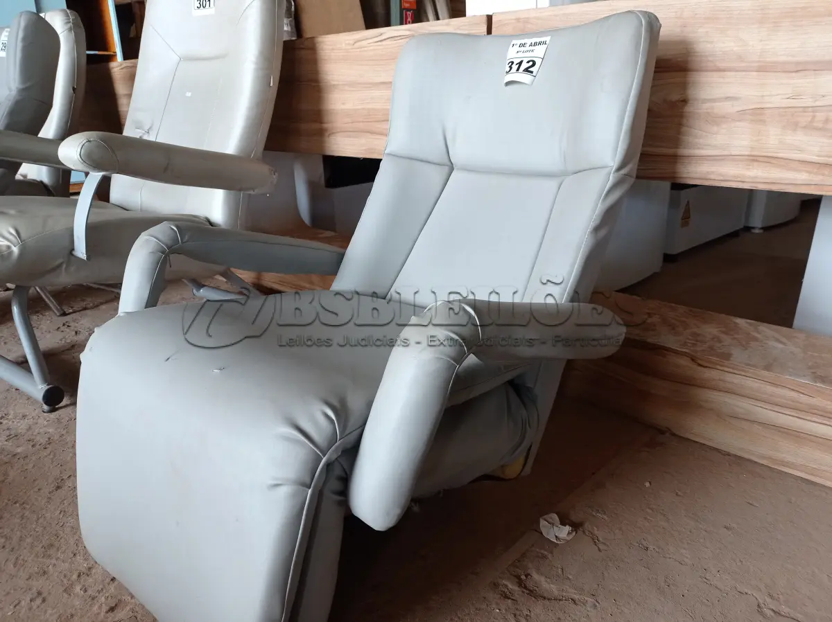 LOTE 312 - 01 POLTRONA PARA DESCANSO RECLINÁVEL COM AVARIAS. (NO ESTADO) ATENÇÃO! FAZER A VISITAÇÃO ANTES DE ARREMATAR, NÃO SABEMOS SE FUNCIONA. LEILÃO NÃO TEM GARANTIA E NEM DEVOLUÇÃO, SUJEITO A POSSÍVEIS AVARIAS VISÍVEIS/OCULTAS E/OU AUSÊNCIA DE COMPONENTES.