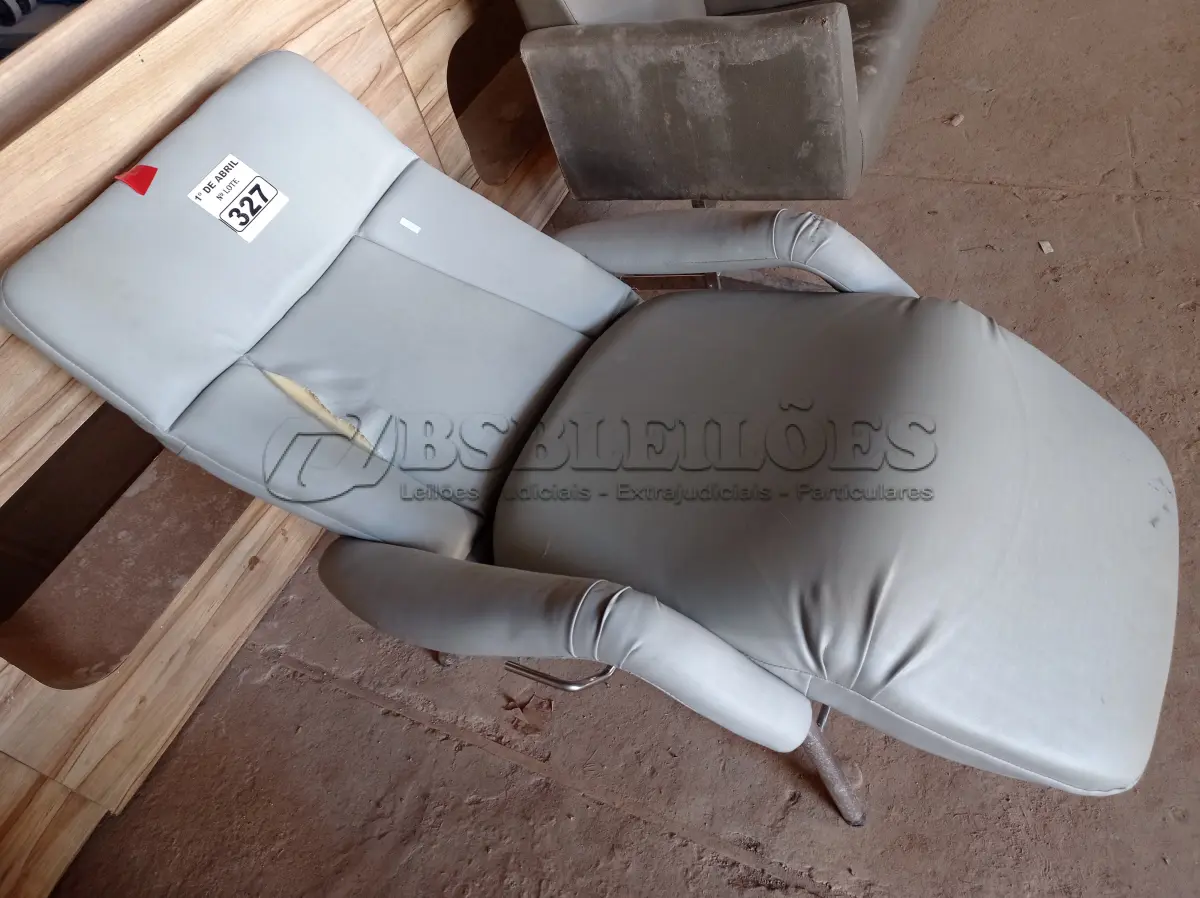 LOTE 327 - 01 POLTRONA PARA DESCANSO RECLINÁVEL COM AVARIAS. (NO ESTADO) ATENÇÃO! FAZER A VISITAÇÃO ANTES DE ARREMATAR, NÃO SABEMOS SE FUNCIONA. LEILÃO NÃO TEM GARANTIA E NEM DEVOLUÇÃO, SUJEITO A POSSÍVEIS AVARIAS VISÍVEIS/OCULTAS E/OU AUSÊNCIA DE COMPONENTES.