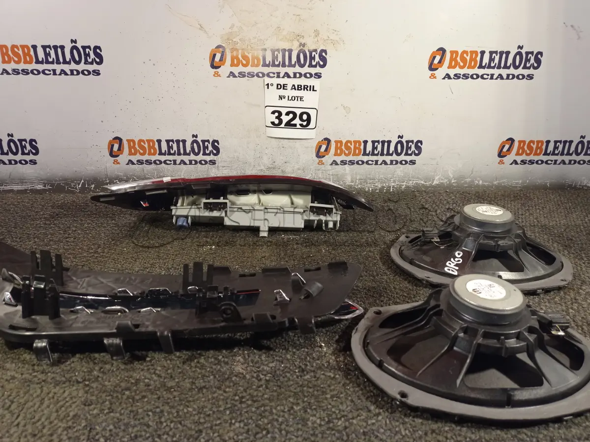 LOTE 329 - 02 ALTO-FALANTES, E 01 PAR DE LUZES DIURNAS DA MERCEDES INCOMPLETA. (NO ESTADO) ATENÇÃO! FAZER A VISITAÇÃO ANTES DE ARREMATAR, NÃO SABEMOS SE FUNCIONA. LEILÃO NÃO TEM GARANTIA E NEM DEVOLUÇÃO, SUJEITO A POSSÍVEIS AVARIAS VISÍVEIS/OCULTAS E/OU AUSÊNCIA DE COMPONENTES.