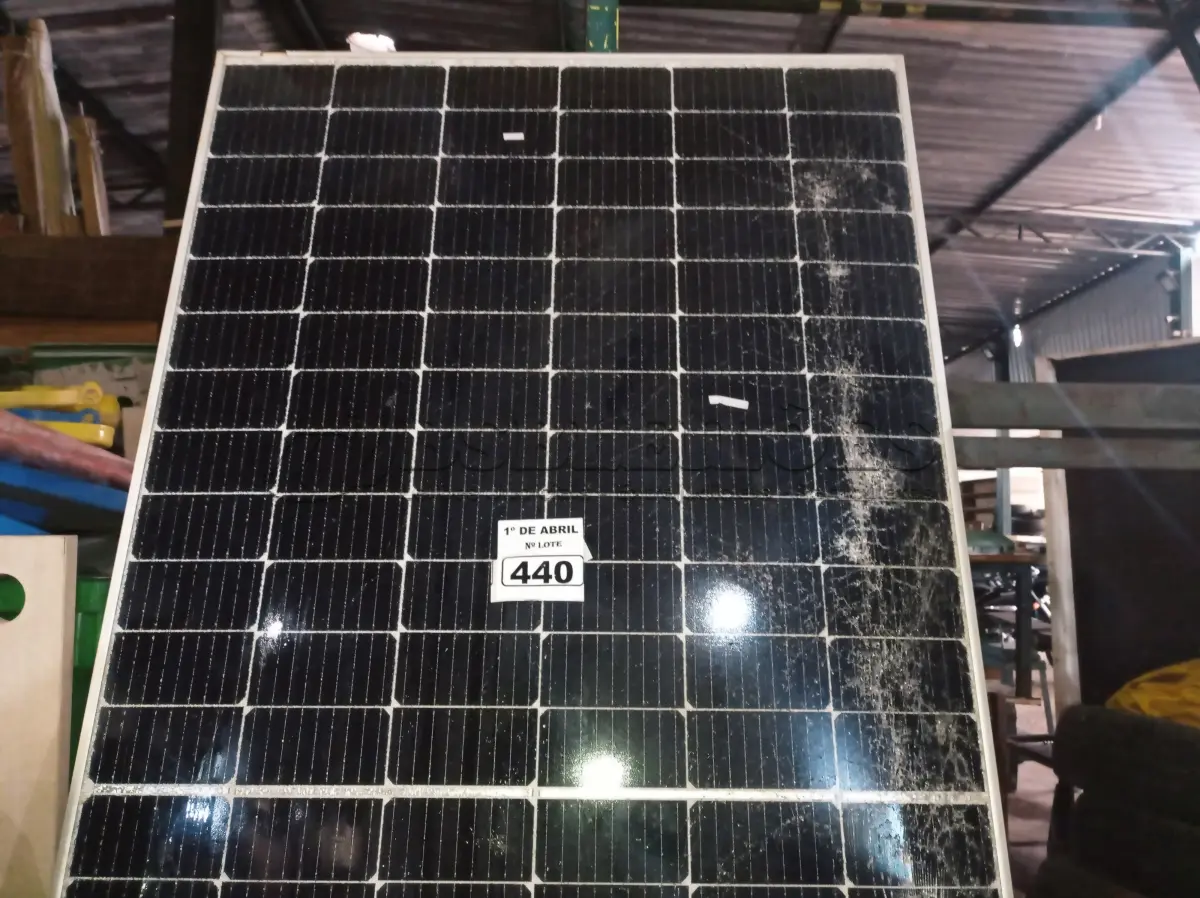 LOTE 440 - 01 PLACA SOLAR 41V 445W COM AVARIAS. (NO ESTADO) ATENÇÃO! FAZER A VISITAÇÃO ANTES DE ARREMATAR, NÃO SABEMOS SE FUNCIONA. LEILÃO NÃO TEM GARANTIA E NEM DEVOLUÇÃO, SUJEITO A POSSÍVEIS AVARIAS VISÍVEIS/OCULTAS E/OU AUSÊNCIA DE COMPONENTES.