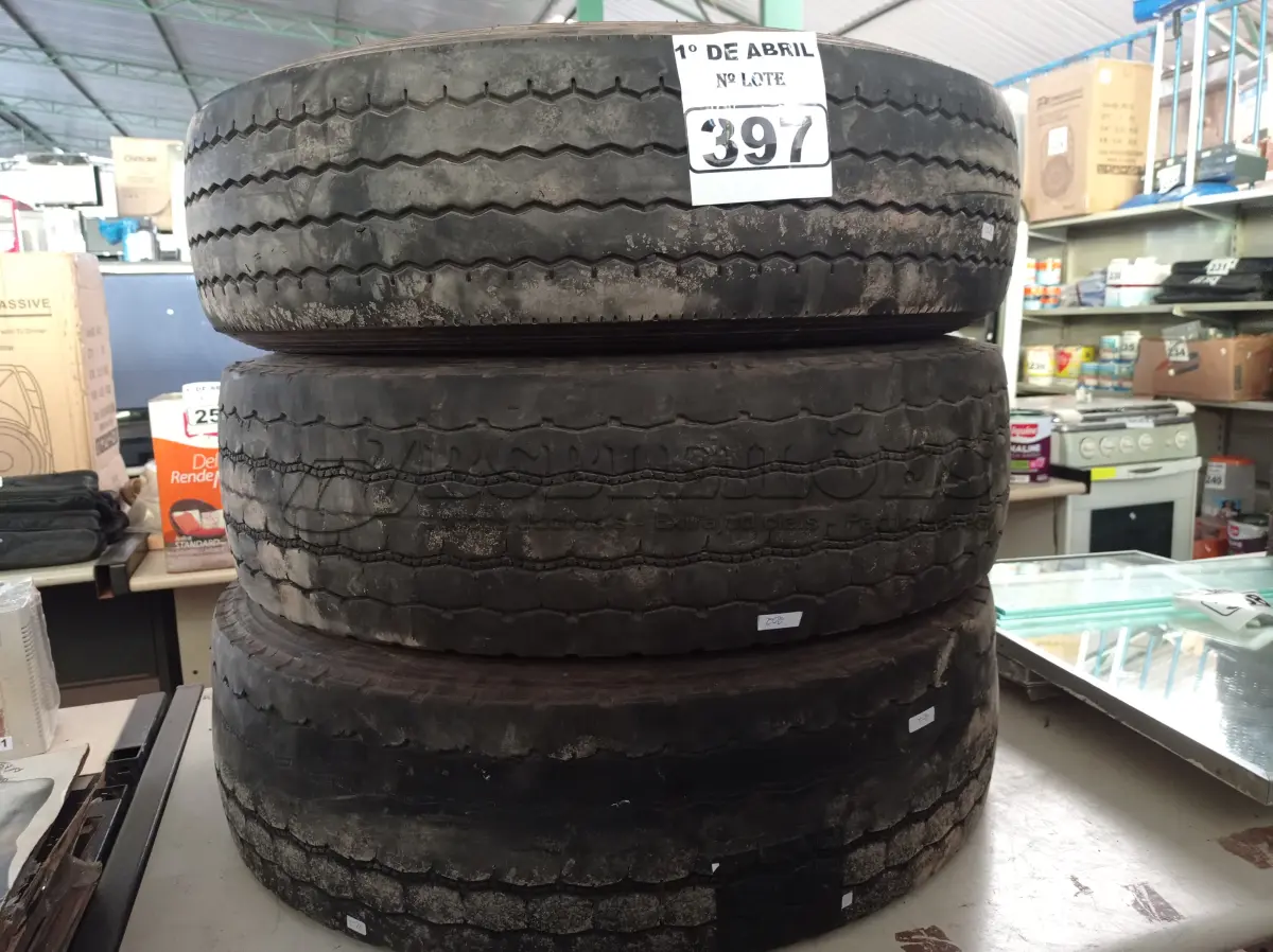 LOTE 397 - 03 PNEUS USADOS PARA CAMINHÃO ¾ 215/75/17,5. (NO ESTADO) ATENÇÃO! FAZER A VISITAÇÃO ANTES DE ARREMATAR, NÃO SABEMOS SE FUNCIONA. LEILÃO NÃO TEM GARANTIA E NEM DEVOLUÇÃO, SUJEITO A POSSÍVEIS AVARIAS VISÍVEIS/OCULTAS E/OU AUSÊNCIA DE COMPONENTES.