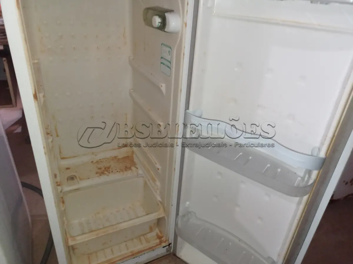 LOTE 417 - 01 GELADEIRA MARCA CÔNSUL 220V. (NO ESTADO) ATENÇÃO! FAZER A VISITAÇÃO ANTES DE ARREMATAR, NÃO SABEMOS SE FUNCIONA. LEILÃO NÃO TEM GARANTIA E NEM DEVOLUÇÃO, SUJEITO A POSSÍVEIS AVARIAS VISÍVEIS/OCULTAS E/OU AUSÊNCIA DE COMPONENTES.