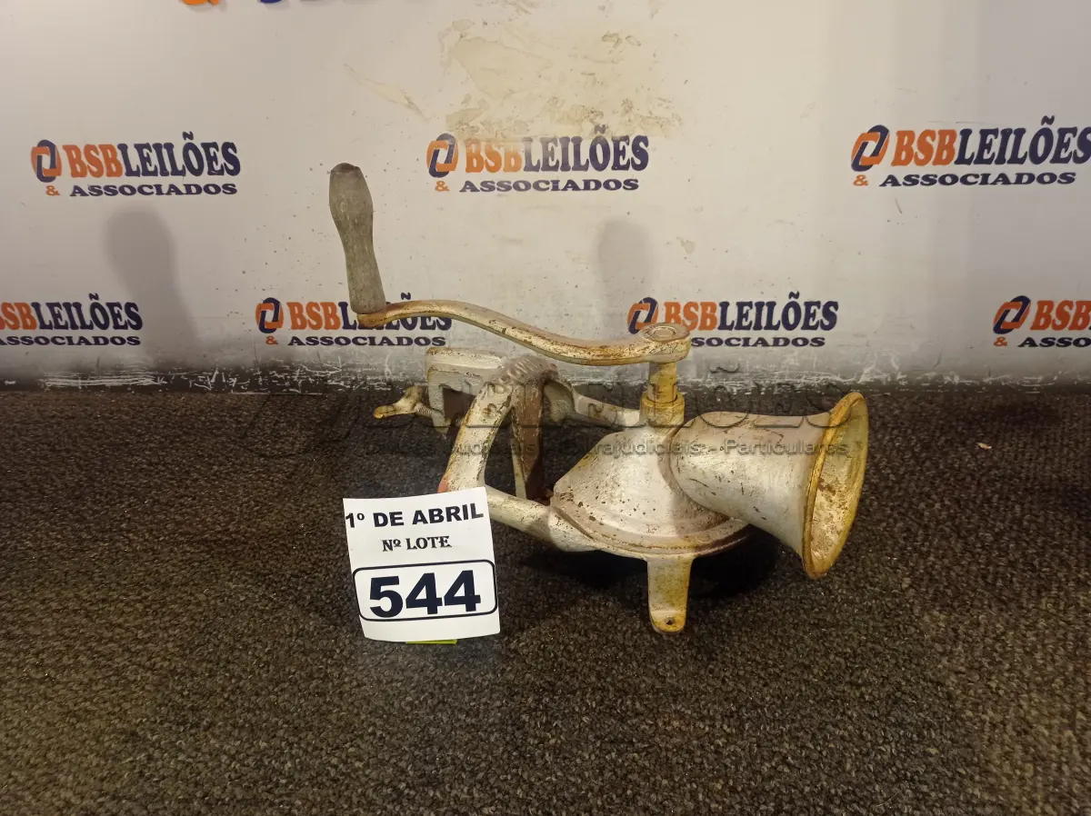 LOTE 544 - 01 MOINHO ANTIGO. (NO ESTADO) ATENÇÃO! FAZER A VISITAÇÃO ANTES DE ARREMATAR, NÃO SABEMOS SE FUNCIONA. LEILÃO NÃO TEM GARANTIA E NEM DEVOLUÇÃO, SUJEITO A POSSÍVEIS AVARIAS VISÍVEIS/OCULTAS E/OU AUSÊNCIA DE COMPONENTES.