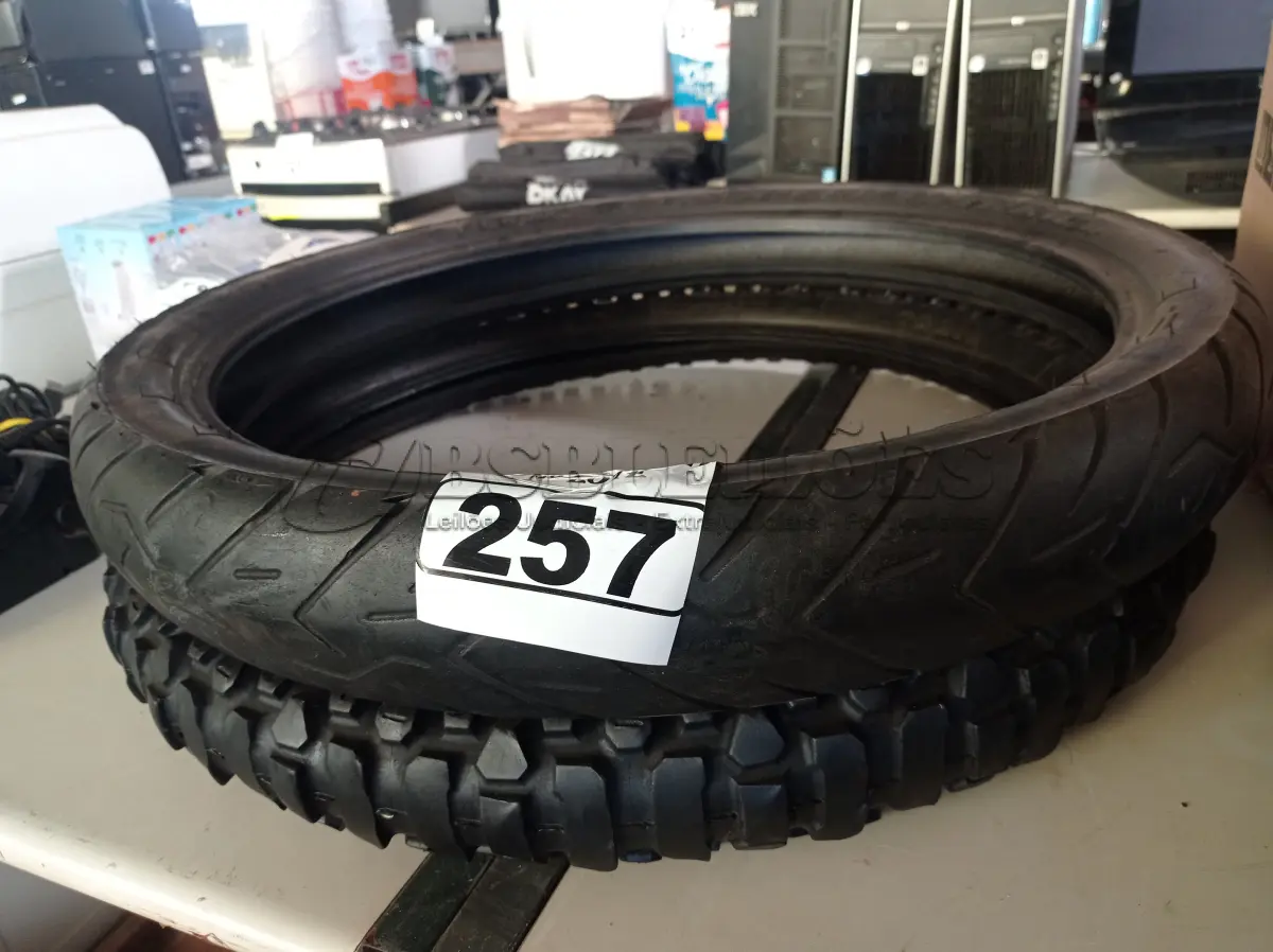 LOTE 257 - 02 PNEUS DE MOTO USADOS 90/90/21. (NO ESTADO) ATENÇÃO! FAZER A VISITAÇÃO ANTES DE ARREMATAR, NÃO SABEMOS SE FUNCIONA. LEILÃO NÃO TEM GARANTIA E NEM DEVOLUÇÃO, SUJEITO A POSSÍVEIS AVARIAS VISÍVEIS/OCULTAS E/OU AUSÊNCIA DE COMPONENTES.