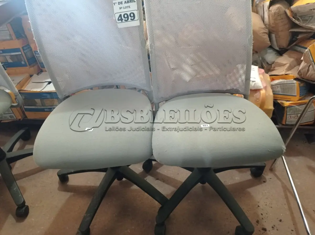 LOTE 499 - 02 CADEIRAS DE ESCRITÓRIO COM BASES GIRATÓRIAS. (NO ESTADO) ATENÇÃO! FAZER A VISITAÇÃO ANTES DE ARREMATAR, NÃO SABEMOS SE FUNCIONA. LEILÃO NÃO TEM GARANTIA E NEM DEVOLUÇÃO, SUJEITO A POSSÍVEIS AVARIAS VISÍVEIS/OCULTAS E/OU AUSÊNCIA DE COMPONENTES.