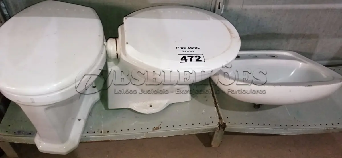 LOTE 472 - 02 VASOS SANITÁRIO E 01 CUBA PARA LAVATÓRIO. (NO ESTADO) ATENÇÃO! FAZER A VISITAÇÃO ANTES DE ARREMATAR, NÃO SABEMOS SE FUNCIONA. LEILÃO NÃO TEM GARANTIA E NEM DEVOLUÇÃO, SUJEITO A POSSÍVEIS AVARIAS VISÍVEIS/OCULTAS E/OU AUSÊNCIA DE COMPONENTES.
