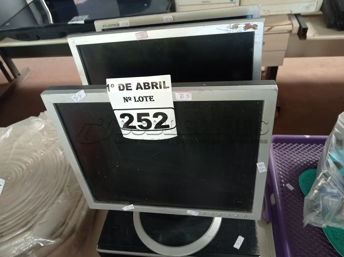 LOTE 252 - 01 CPU E 03 MONITORES MARCAS E MODELOS DIVERSOS. (NO ESTADO) ATENÇÃO! FAZER A VISITAÇÃO ANTES DE ARREMATAR, NÃO SABEMOS SE FUNCIONA. LEILÃO NÃO TEM GARANTIA E NEM DEVOLUÇÃO, SUJEITO A POSSÍVEIS AVARIAS VISÍVEIS/OCULTAS E/OU AUSÊNCIA DE COMPONENTES.