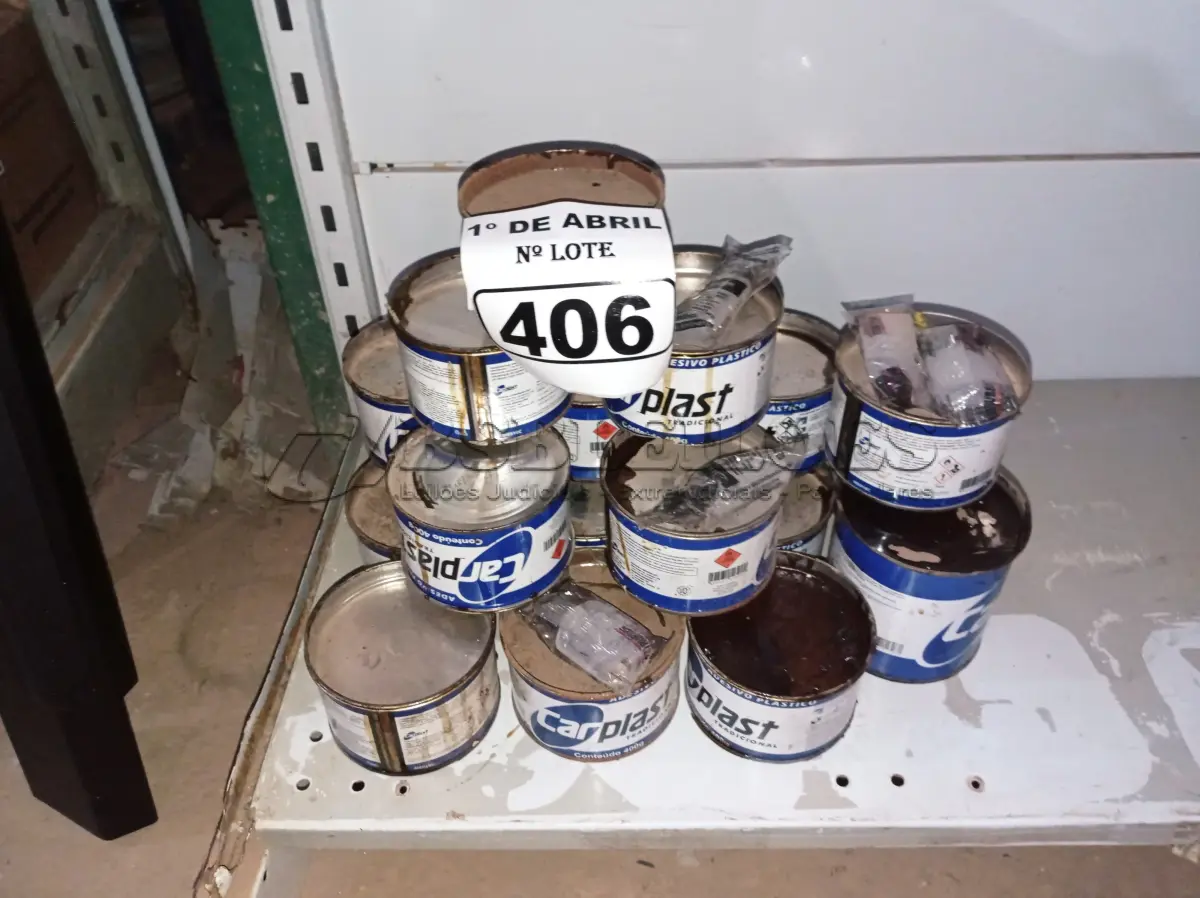 LOTE 406 - 01 LOTE COM VÁRIAS LATAS DE ADESIVO PLÁSTICO. (NO ESTADO) ATENÇÃO! FAZER A VISITAÇÃO ANTES DE ARREMATAR, NÃO SABEMOS SE FUNCIONA. LEILÃO NÃO TEM GARANTIA E NEM DEVOLUÇÃO, SUJEITO A POSSÍVEIS AVARIAS VISÍVEIS/OCULTAS E/OU AUSÊNCIA DE COMPONENTES.