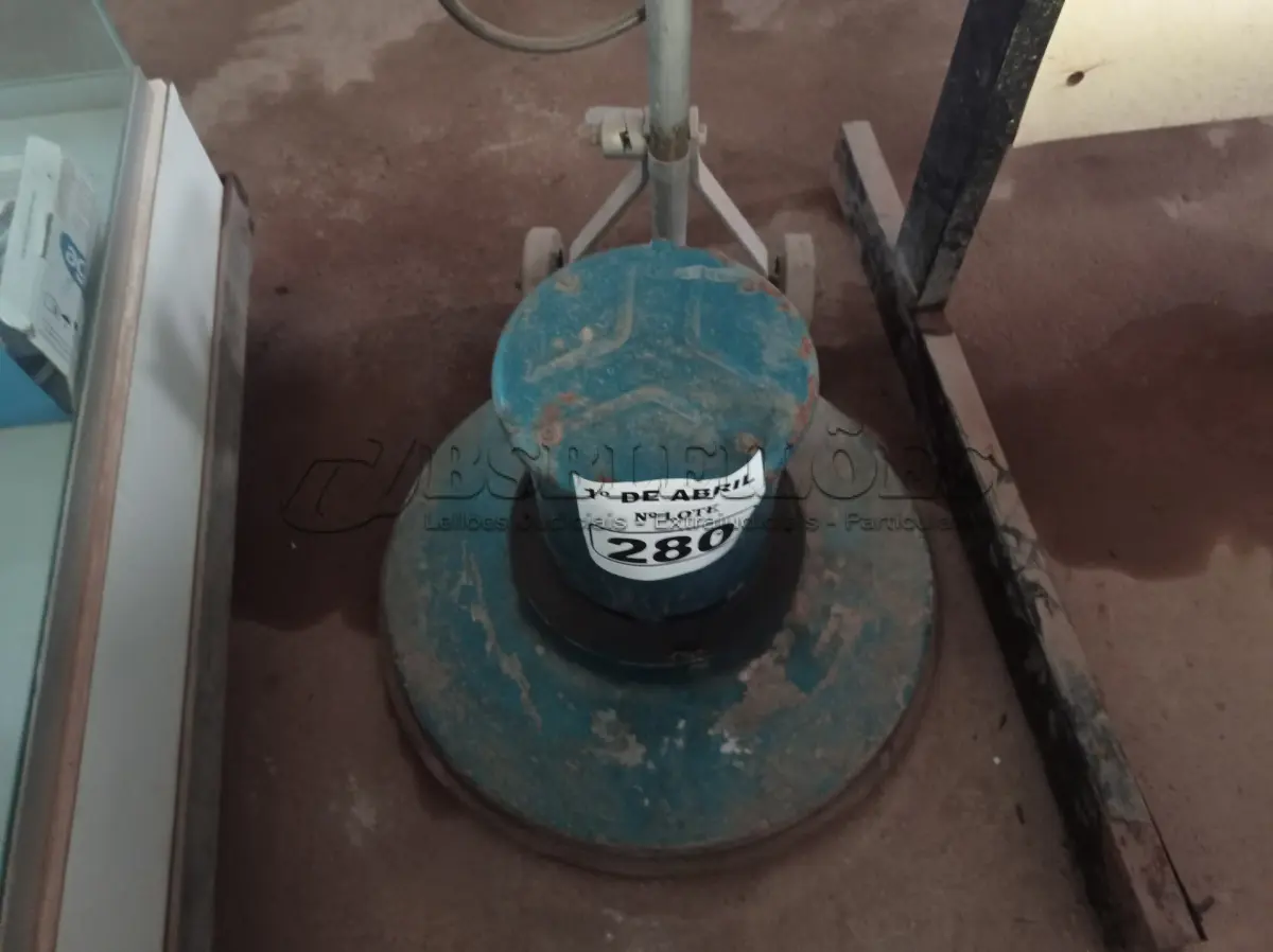 LOTE 280 - 01 ENCERADEIRA INDUSTRIAL. (NO ESTADO) ATENÇÃO! FAZER A VISITAÇÃO ANTES DE ARREMATAR, NÃO SABEMOS SE FUNCIONA. LEILÃO NÃO TEM GARANTIA E NEM DEVOLUÇÃO, SUJEITO A POSSÍVEIS AVARIAS VISÍVEIS/OCULTAS E/OU AUSÊNCIA DE COMPONENTES.