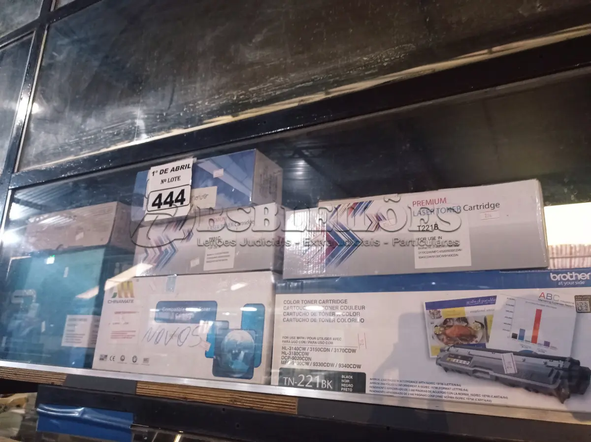 LOTE 444 - 01 LOTE COM VÁRIOS TONNER E LIVROS DIVERSOS. (NO ESTADO) ATENÇÃO! FAZER A VISITAÇÃO ANTES DE ARREMATAR, NÃO SABEMOS SE FUNCIONA. LEILÃO NÃO TEM GARANTIA E NEM DEVOLUÇÃO, SUJEITO A POSSÍVEIS AVARIAS VISÍVEIS/OCULTAS E/OU AUSÊNCIA DE COMPONENTES.