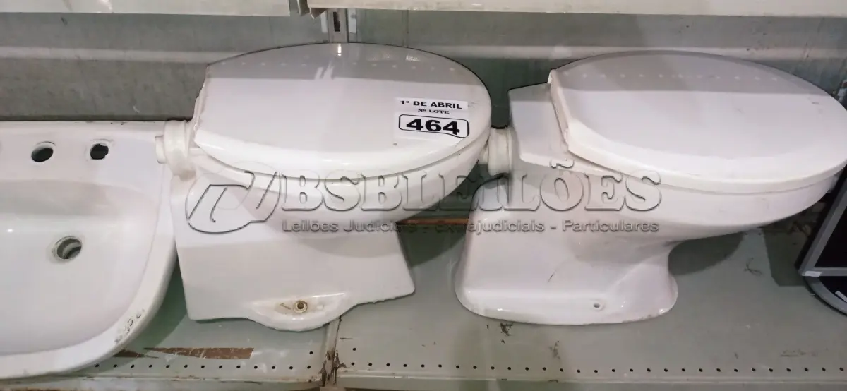 LOTE 464 - 02 VASOS SANITÁRIO E 01 CUBA PARA LAVATÓRIO. (NO ESTADO) ATENÇÃO! FAZER A VISITAÇÃO ANTES DE ARREMATAR, NÃO SABEMOS SE FUNCIONA. LEILÃO NÃO TEM GARANTIA E NEM DEVOLUÇÃO, SUJEITO A POSSÍVEIS AVARIAS VISÍVEIS/OCULTAS E/OU AUSÊNCIA DE COMPONENTES.