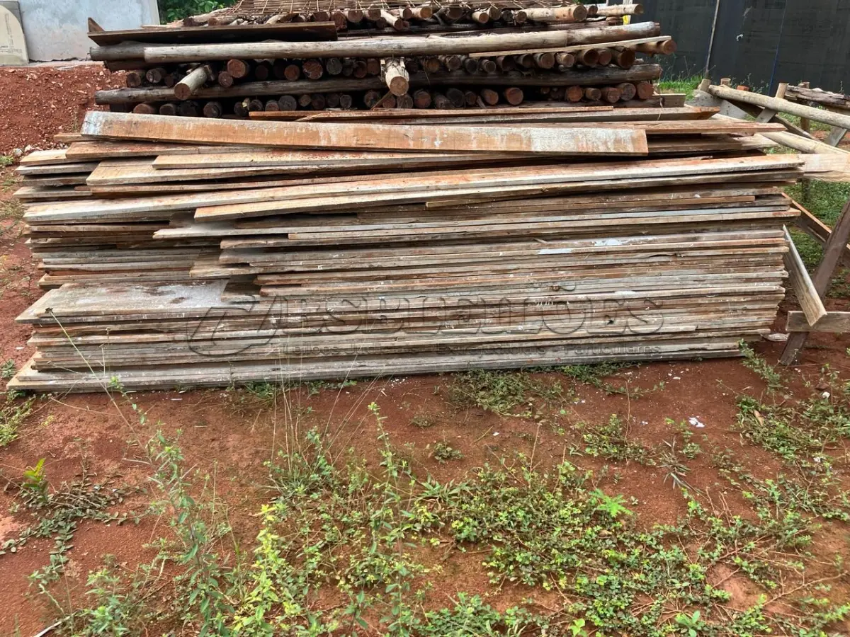 LOTE 535 - 01 LOTE COM APROXIMADAMENTE 99 TÁBUAS PARA OBRA (NO ESTADO) (RETIRADA NA SMPW QUADRA 14 CONJUNTO 5 LOTE 3)