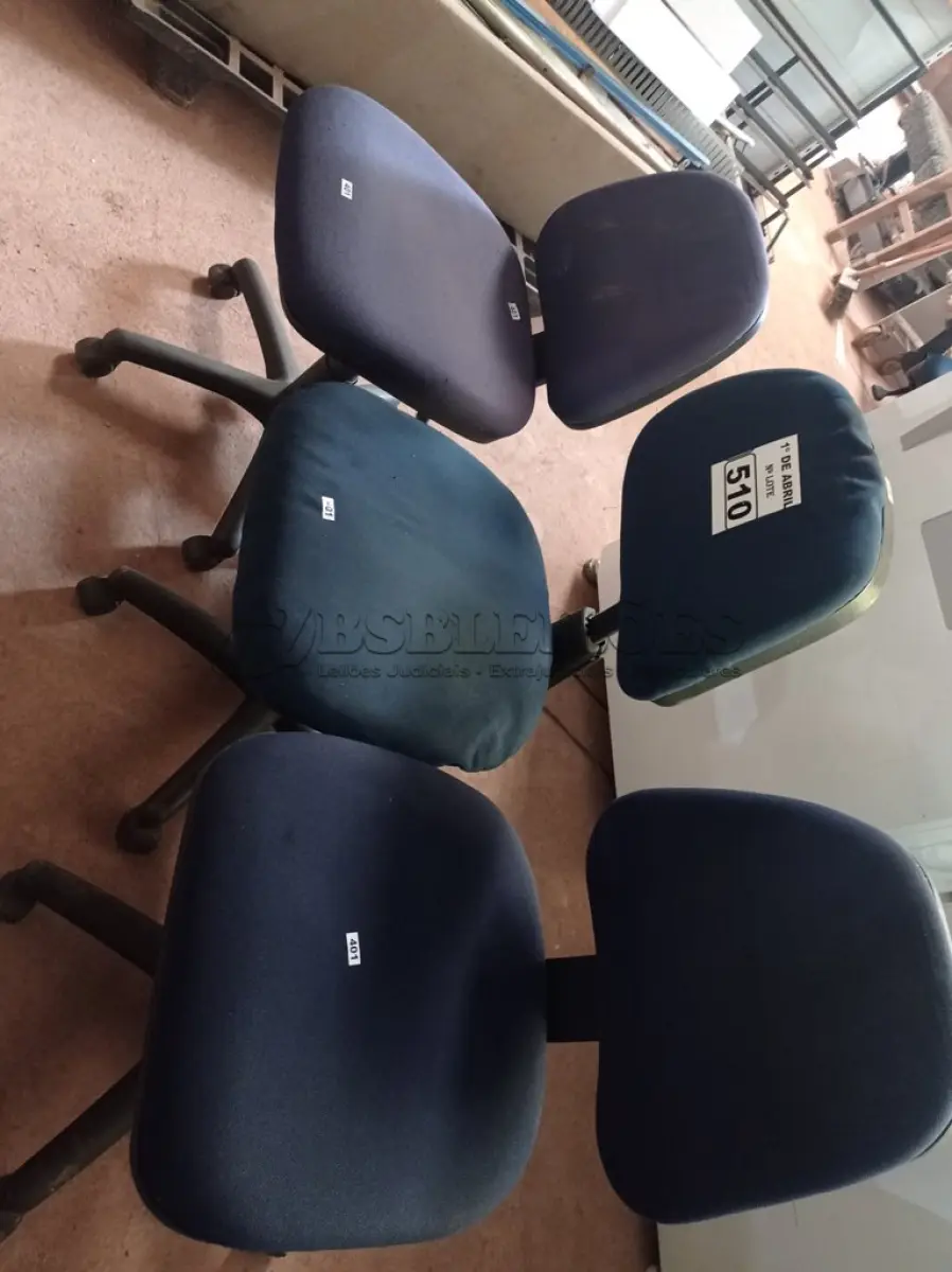 LOTE 510 - 03 CADEIRAS DE ESCRITÓRIO COM BASE GIRATÓRIA. (NO ESTADO) ATENÇÃO! FAZER A VISITAÇÃO ANTES DE ARREMATAR, NÃO SABEMOS SE FUNCIONA. LEILÃO NÃO TEM GARANTIA E NEM DEVOLUÇÃO, SUJEITO A POSSÍVEIS AVARIAS VISÍVEIS/OCULTAS E/OU AUSÊNCIA DE COMPONENTES.