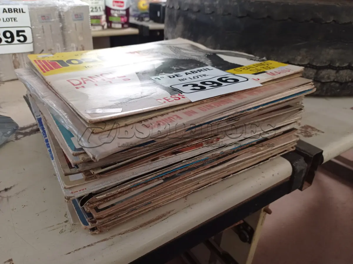 LOTE 396 - 01 LOTE COM VÁRIOS DISCOS DE VINIL. (NO ESTADO) ATENÇÃO! FAZER A VISITAÇÃO ANTES DE ARREMATAR, NÃO SABEMOS SE FUNCIONA. LEILÃO NÃO TEM GARANTIA E NEM DEVOLUÇÃO, SUJEITO A POSSÍVEIS AVARIAS VISÍVEIS/OCULTAS E/OU AUSÊNCIA DE COMPONENTES.