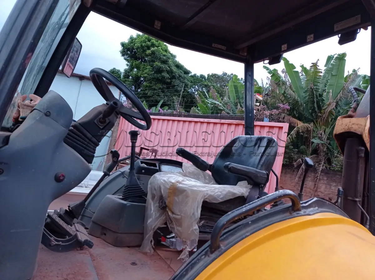 LOTE 536 - 01 RETROESCAVADEIRA NEW HOLLAND  LB90 4x2 2010 , VIDROS QUEBRADOS TEM OS RESERVAS. 02 PNEUS DIANTEIROS  (NO ESTADO)