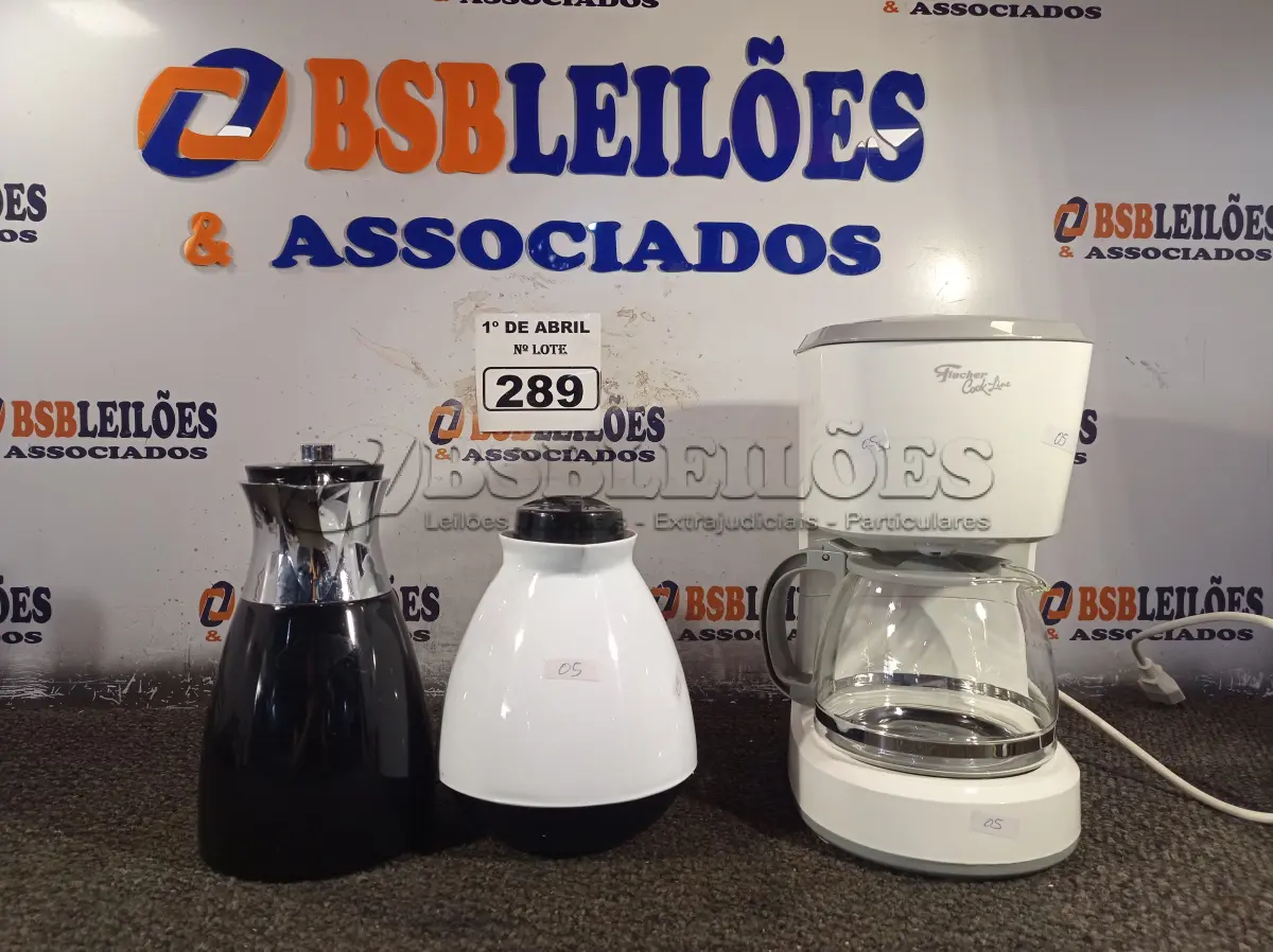 LOTE 289 - 01 CAFETEIRA E 02 GARRAFAS DE CAFÉ. (NO ESTADO) ATENÇÃO! FAZER A VISITAÇÃO ANTES DE ARREMATAR, NÃO SABEMOS SE FUNCIONA. LEILÃO NÃO TEM GARANTIA E NEM DEVOLUÇÃO, SUJEITO A POSSÍVEIS AVARIAS VISÍVEIS/OCULTAS E/OU AUSÊNCIA DE COMPONENTES.